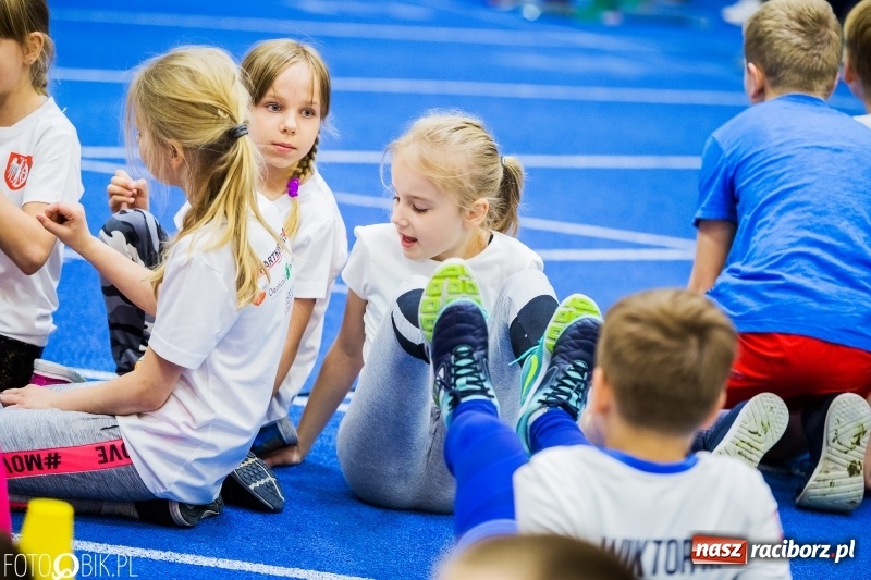 Zdjęcie w galerii na portalu naszraciborz.pl: Zacięta rywalizacja młodych sportowców w hali raciborskiego SMS-u wiadomości z regionu