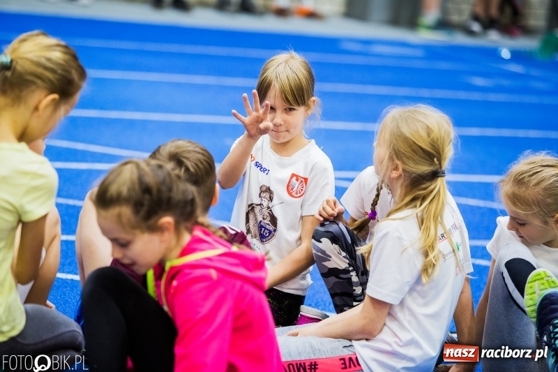 Zdjęcie w galerii na portalu naszraciborz.pl: Zacięta rywalizacja młodych sportowców w hali raciborskiego SMS-u wiadomości z regionu