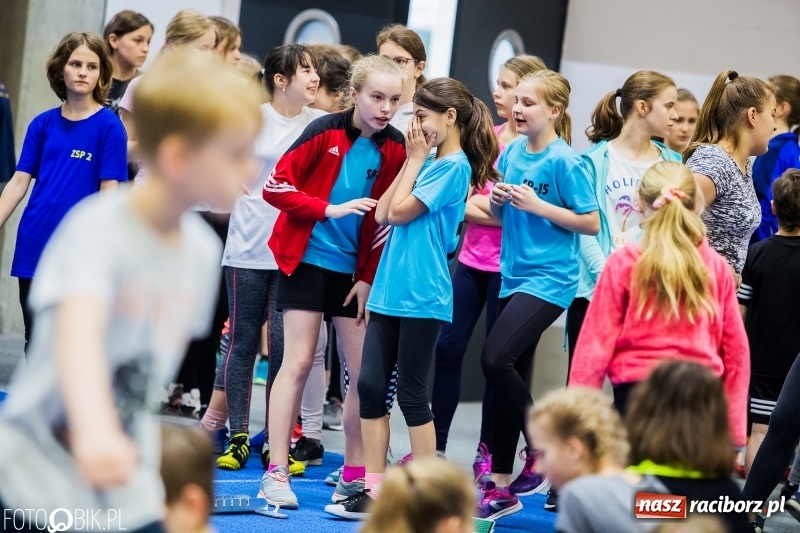 Zdjęcie w galerii na portalu naszraciborz.pl: Zacięta rywalizacja młodych sportowców w hali raciborskiego SMS-u wiadomości z regionu