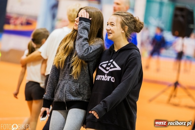 Zdjęcie w galerii na portalu naszraciborz.pl: Zacięta rywalizacja młodych sportowców w hali raciborskiego SMS-u wiadomości z regionu