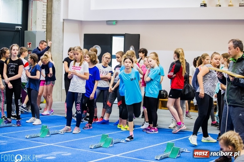Zdjęcie w galerii na portalu naszraciborz.pl: Zacięta rywalizacja młodych sportowców w hali raciborskiego SMS-u wiadomości z regionu