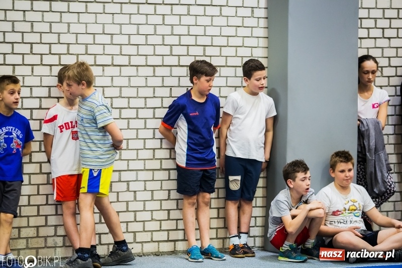 Zdjęcie w galerii na portalu naszraciborz.pl: Zacięta rywalizacja młodych sportowców w hali raciborskiego SMS-u wiadomości z regionu