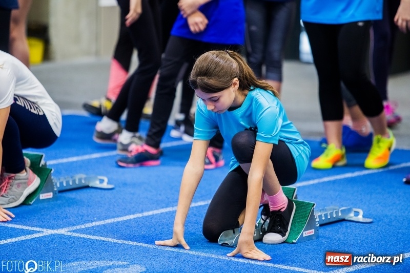 Zdjęcie w galerii na portalu naszraciborz.pl: Zacięta rywalizacja młodych sportowców w hali raciborskiego SMS-u wiadomości z regionu