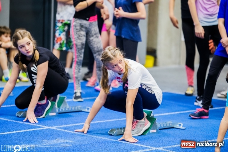 Zdjęcie w galerii na portalu naszraciborz.pl: Zacięta rywalizacja młodych sportowców w hali raciborskiego SMS-u wiadomości z regionu