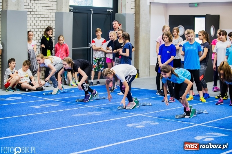 Zdjęcie w galerii na portalu naszraciborz.pl: Zacięta rywalizacja młodych sportowców w hali raciborskiego SMS-u wiadomości z regionu