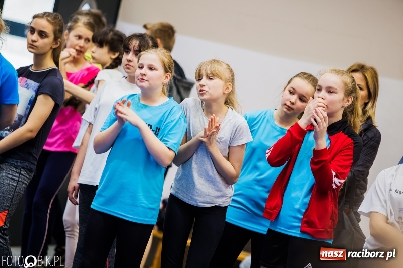 Zdjęcie w galerii na portalu naszraciborz.pl: Zacięta rywalizacja młodych sportowców w hali raciborskiego SMS-u wiadomości z regionu
