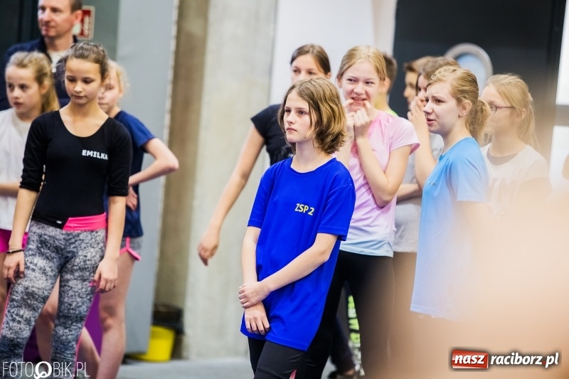 Zdjęcie w galerii na portalu naszraciborz.pl: Zacięta rywalizacja młodych sportowców w hali raciborskiego SMS-u wiadomości z regionu