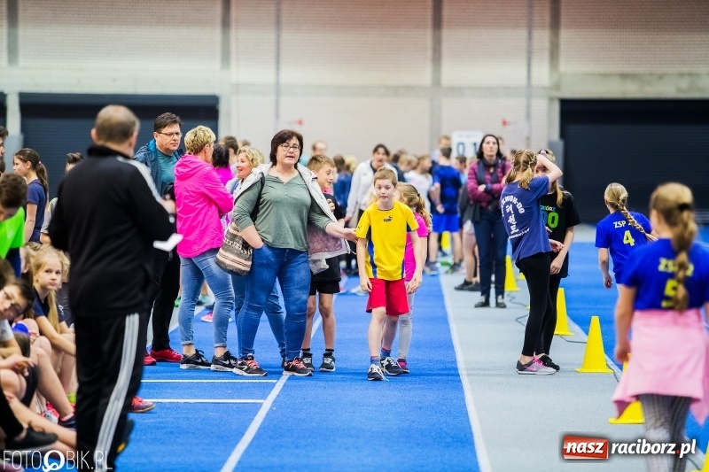 Zdjęcie w galerii na portalu naszraciborz.pl: Zacięta rywalizacja młodych sportowców w hali raciborskiego SMS-u wiadomości z regionu