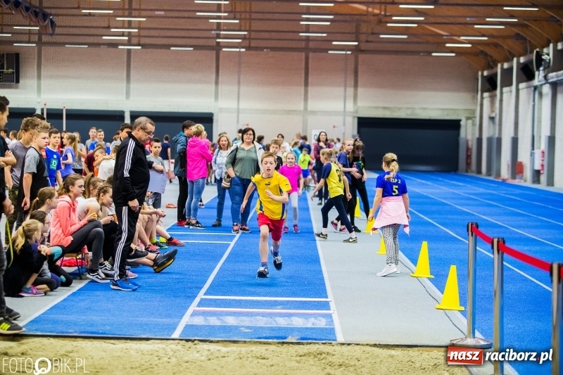Zdjęcie w galerii na portalu naszraciborz.pl: Zacięta rywalizacja młodych sportowców w hali raciborskiego SMS-u wiadomości z regionu