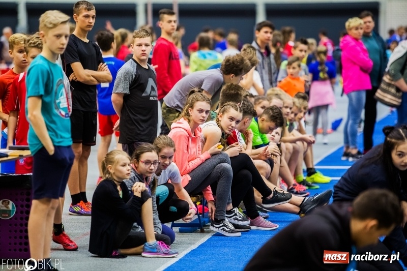 Zdjęcie w galerii na portalu naszraciborz.pl: Zacięta rywalizacja młodych sportowców w hali raciborskiego SMS-u wiadomości z regionu