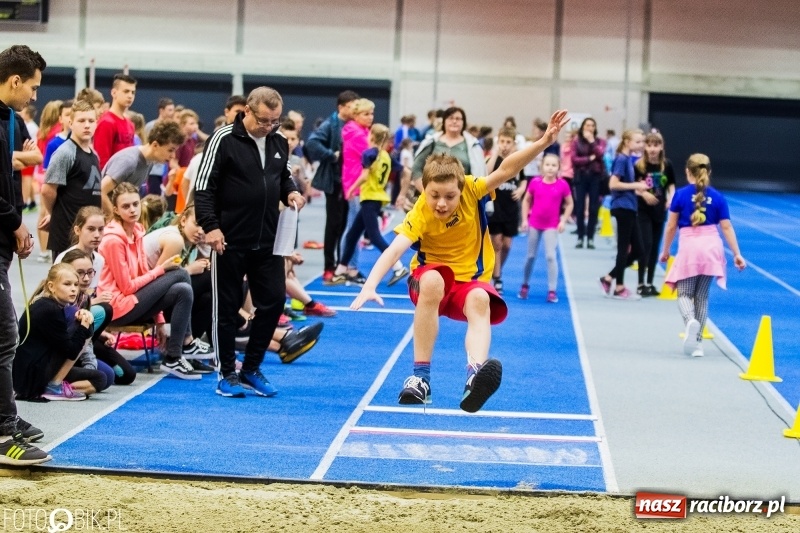 Zdjęcie w galerii na portalu naszraciborz.pl: Zacięta rywalizacja młodych sportowców w hali raciborskiego SMS-u wiadomości z regionu