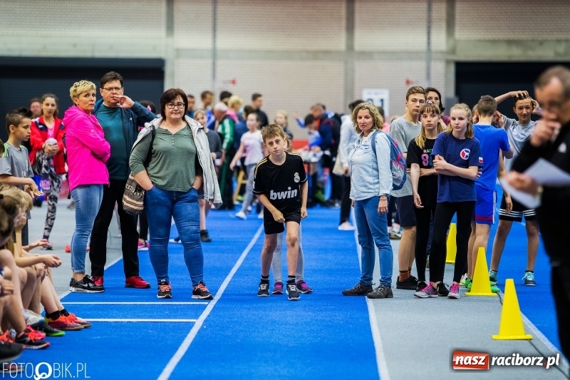 Zdjęcie w galerii na portalu naszraciborz.pl: Zacięta rywalizacja młodych sportowców w hali raciborskiego SMS-u wiadomości z regionu