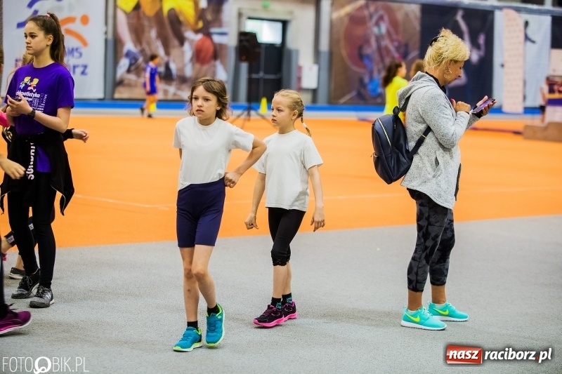 Zdjęcie w galerii na portalu naszraciborz.pl: Zacięta rywalizacja młodych sportowców w hali raciborskiego SMS-u wiadomości z regionu