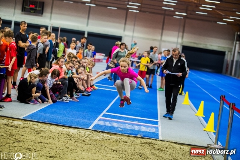 Zdjęcie w galerii na portalu naszraciborz.pl: Zacięta rywalizacja młodych sportowców w hali raciborskiego SMS-u wiadomości z regionu