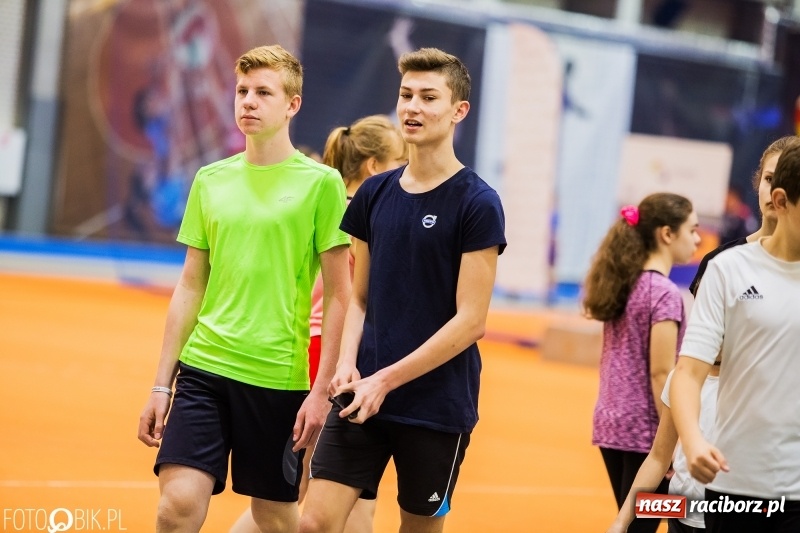 Zdjęcie w galerii na portalu naszraciborz.pl: Zacięta rywalizacja młodych sportowców w hali raciborskiego SMS-u wiadomości z regionu