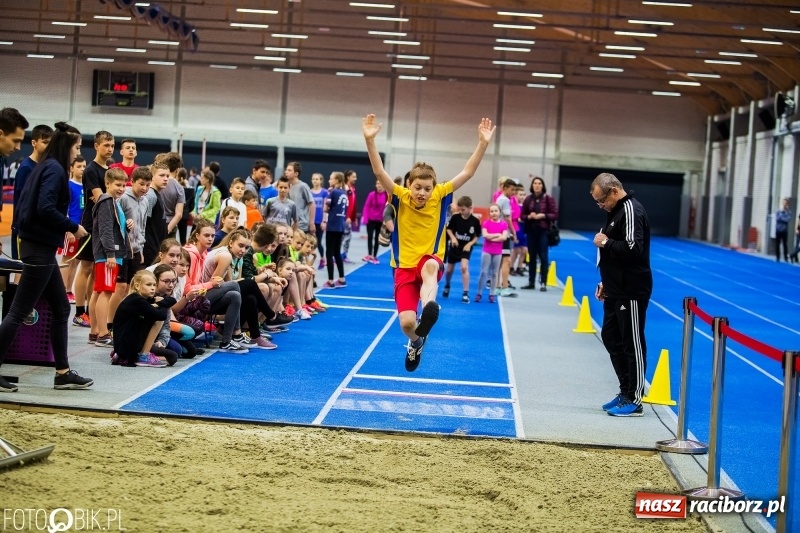 Zdjęcie w galerii na portalu naszraciborz.pl: Zacięta rywalizacja młodych sportowców w hali raciborskiego SMS-u wiadomości z regionu