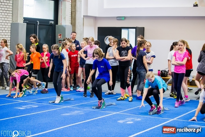 Zdjęcie w galerii na portalu naszraciborz.pl: Zacięta rywalizacja młodych sportowców w hali raciborskiego SMS-u wiadomości z regionu