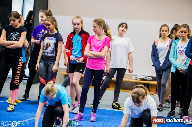 Zdjęcie w galerii na portalu naszraciborz.pl: Zacięta rywalizacja młodych sportowców w hali raciborskiego SMS-u wiadomości z regionu