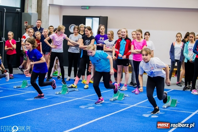 Zdjęcie w galerii na portalu naszraciborz.pl: Zacięta rywalizacja młodych sportowców w hali raciborskiego SMS-u wiadomości z regionu