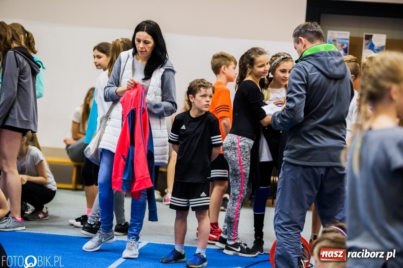 Zdjęcie w galerii na portalu naszraciborz.pl: Zacięta rywalizacja młodych sportowców w hali raciborskiego SMS-u wiadomości z regionu