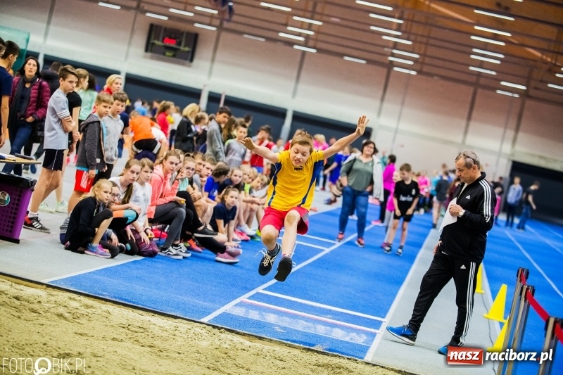 Zdjęcie w galerii na portalu naszraciborz.pl: Zacięta rywalizacja młodych sportowców w hali raciborskiego SMS-u wiadomości z regionu