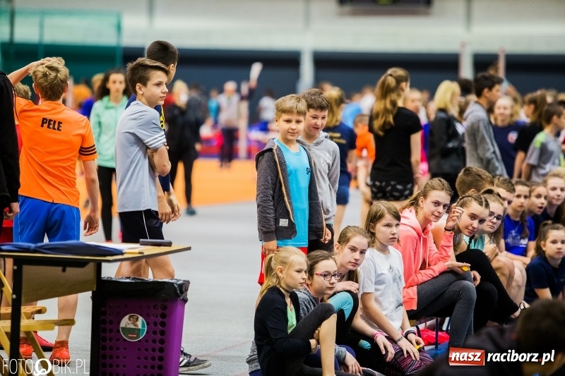Zdjęcie w galerii na portalu naszraciborz.pl: Zacięta rywalizacja młodych sportowców w hali raciborskiego SMS-u wiadomości z regionu