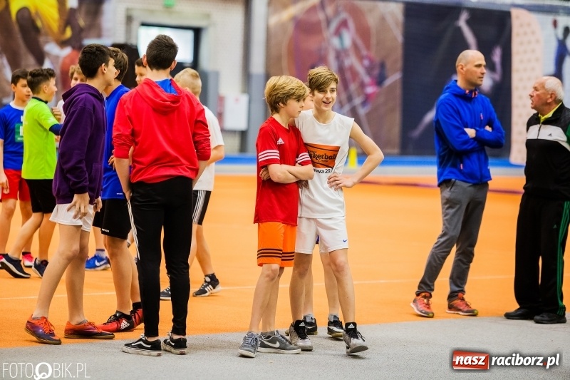 Zdjęcie w galerii na portalu naszraciborz.pl: Zacięta rywalizacja młodych sportowców w hali raciborskiego SMS-u wiadomości z regionu