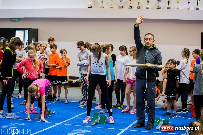 Zdjęcie w galerii na portalu naszraciborz.pl: Zacięta rywalizacja młodych sportowców w hali raciborskiego SMS-u wiadomości z regionu