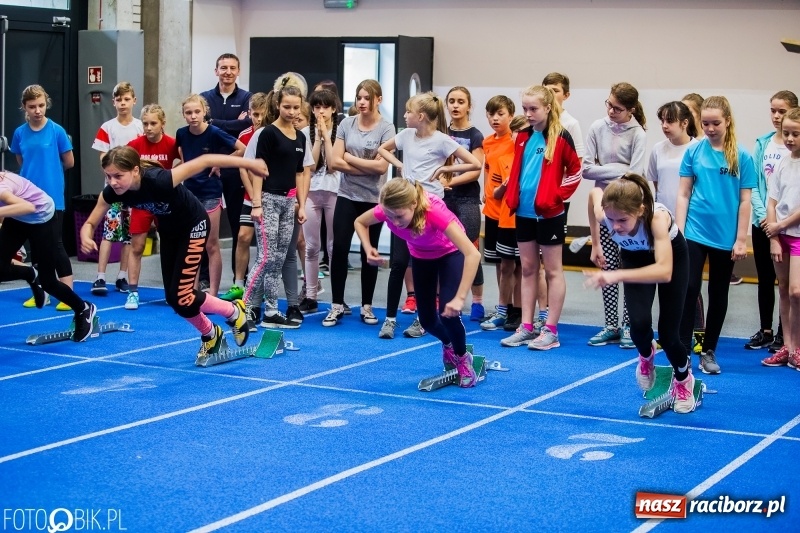 Zdjęcie w galerii na portalu naszraciborz.pl: Zacięta rywalizacja młodych sportowców w hali raciborskiego SMS-u wiadomości z regionu