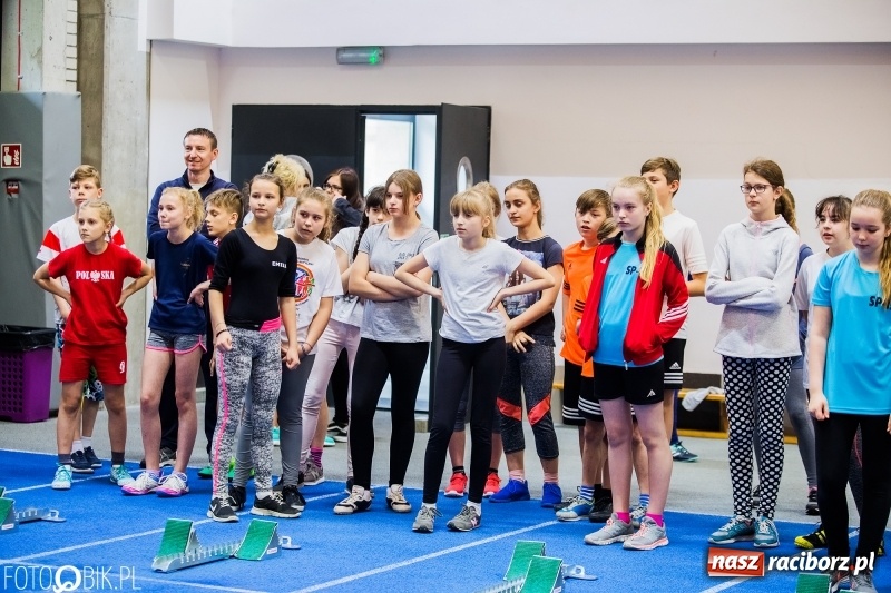 Zdjęcie w galerii na portalu naszraciborz.pl: Zacięta rywalizacja młodych sportowców w hali raciborskiego SMS-u wiadomości z regionu