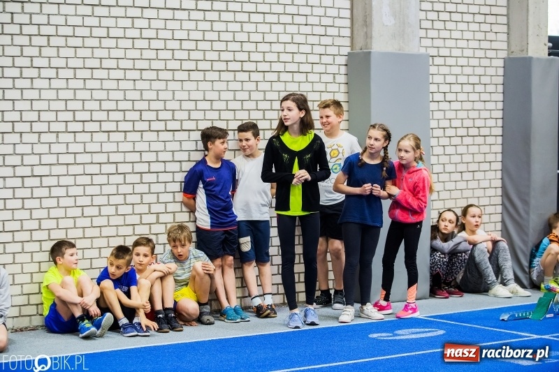 Zdjęcie w galerii na portalu naszraciborz.pl: Zacięta rywalizacja młodych sportowców w hali raciborskiego SMS-u wiadomości z regionu