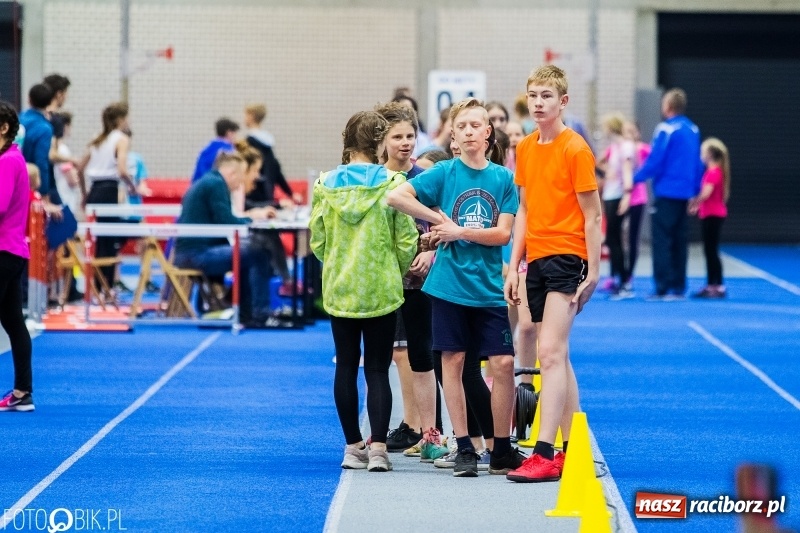 Zdjęcie w galerii na portalu naszraciborz.pl: Zacięta rywalizacja młodych sportowców w hali raciborskiego SMS-u wiadomości z regionu