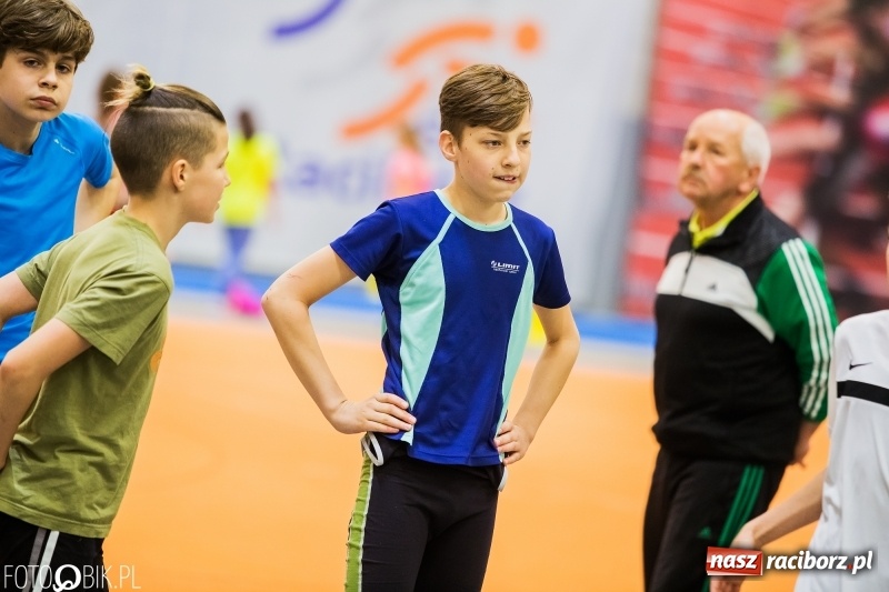 Zdjęcie w galerii na portalu naszraciborz.pl: Zacięta rywalizacja młodych sportowców w hali raciborskiego SMS-u wiadomości z regionu