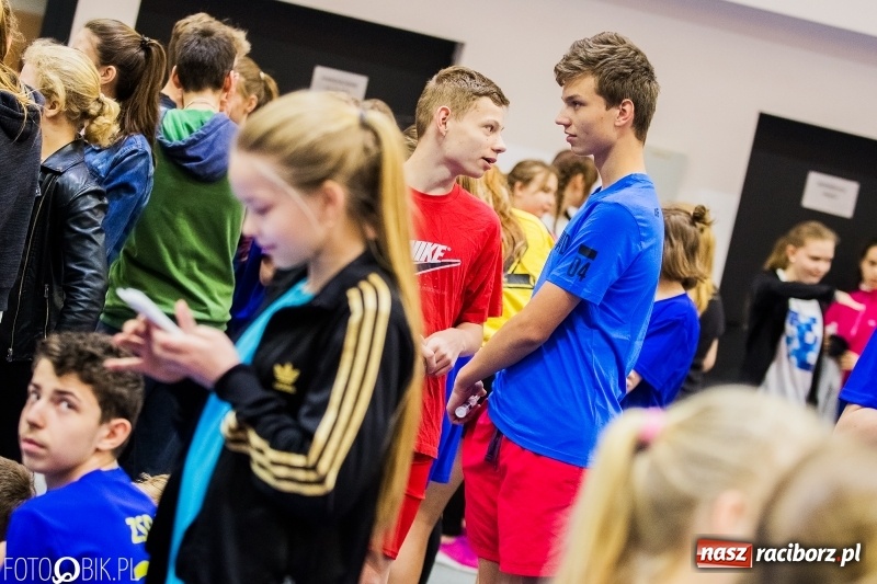 Zdjęcie w galerii na portalu naszraciborz.pl: Zacięta rywalizacja młodych sportowców w hali raciborskiego SMS-u wiadomości z regionu