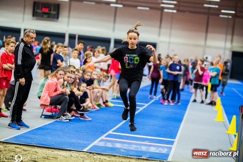 Zdjęcie w galerii na portalu naszraciborz.pl: Zacięta rywalizacja młodych sportowców w hali raciborskiego SMS-u wiadomości z regionu