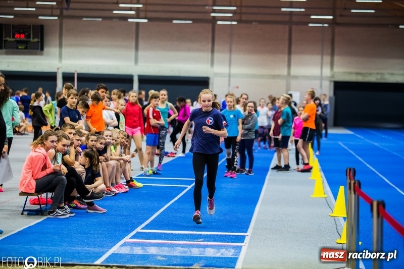 Zdjęcie w galerii na portalu naszraciborz.pl: Zacięta rywalizacja młodych sportowców w hali raciborskiego SMS-u wiadomości z regionu