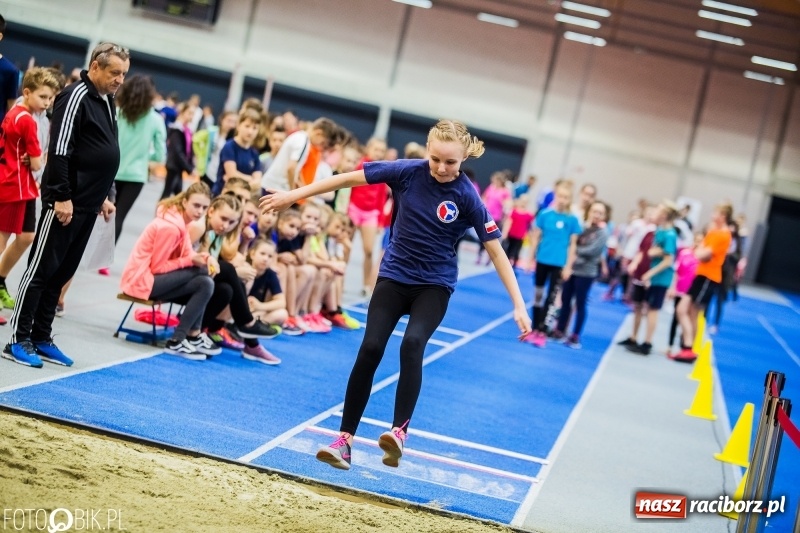 Zdjęcie w galerii na portalu naszraciborz.pl: Zacięta rywalizacja młodych sportowców w hali raciborskiego SMS-u wiadomości z regionu