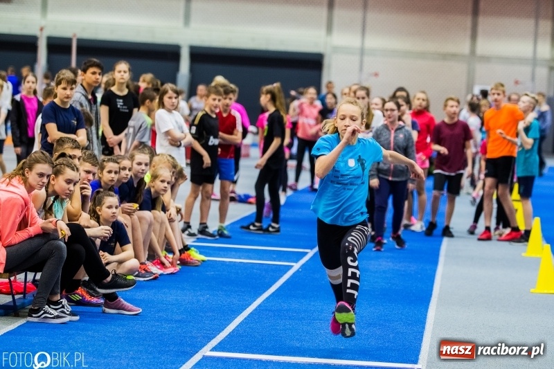 Zdjęcie w galerii na portalu naszraciborz.pl: Zacięta rywalizacja młodych sportowców w hali raciborskiego SMS-u wiadomości z regionu