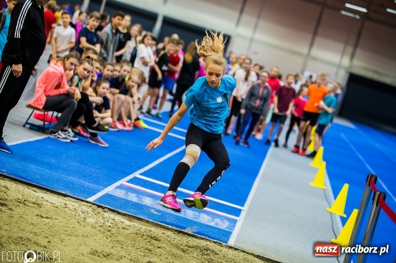 Zdjęcie w galerii na portalu naszraciborz.pl: Zacięta rywalizacja młodych sportowców w hali raciborskiego SMS-u wiadomości z regionu