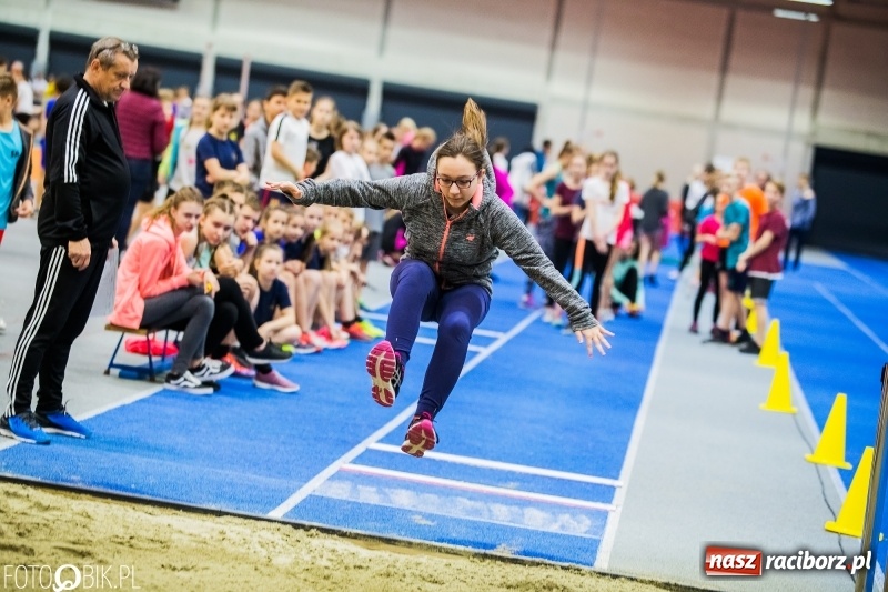 Zdjęcie w galerii na portalu naszraciborz.pl: Zacięta rywalizacja młodych sportowców w hali raciborskiego SMS-u wiadomości z regionu