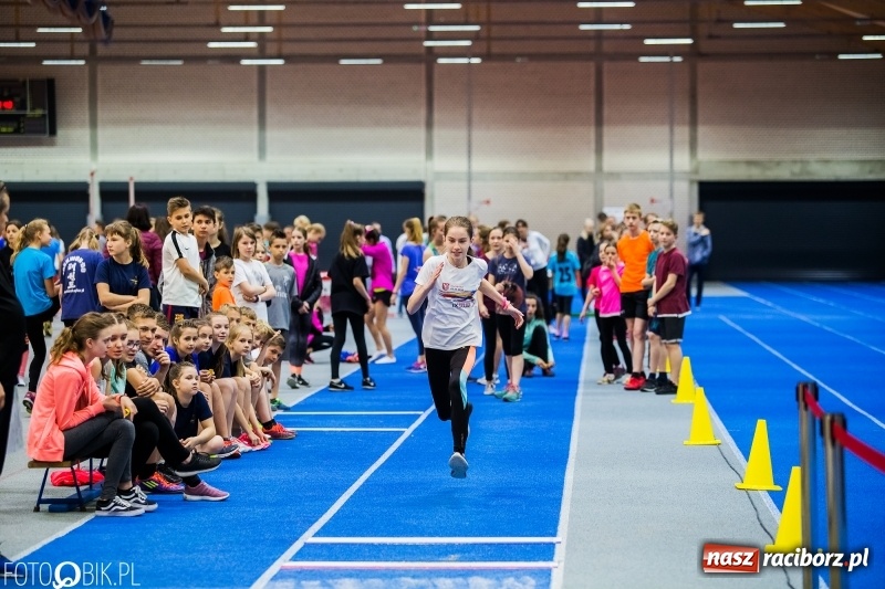 Zdjęcie w galerii na portalu naszraciborz.pl: Zacięta rywalizacja młodych sportowców w hali raciborskiego SMS-u wiadomości z regionu