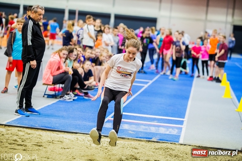 Zdjęcie w galerii na portalu naszraciborz.pl: Zacięta rywalizacja młodych sportowców w hali raciborskiego SMS-u wiadomości z regionu