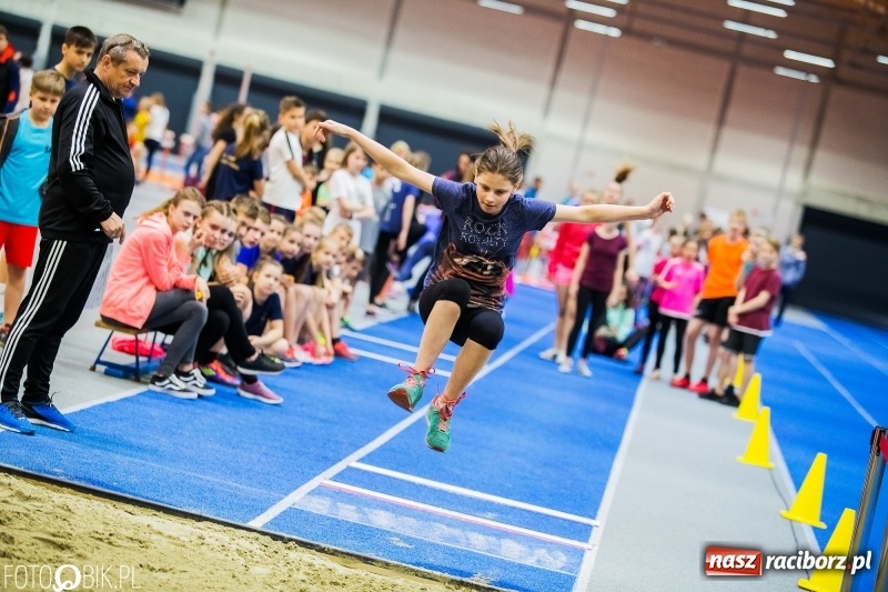 Zdjęcie w galerii na portalu naszraciborz.pl: Zacięta rywalizacja młodych sportowców w hali raciborskiego SMS-u wiadomości z regionu