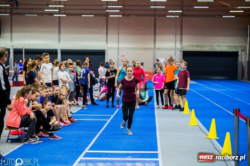 Zdjęcie w galerii na portalu naszraciborz.pl: Zacięta rywalizacja młodych sportowców w hali raciborskiego SMS-u wiadomości z regionu