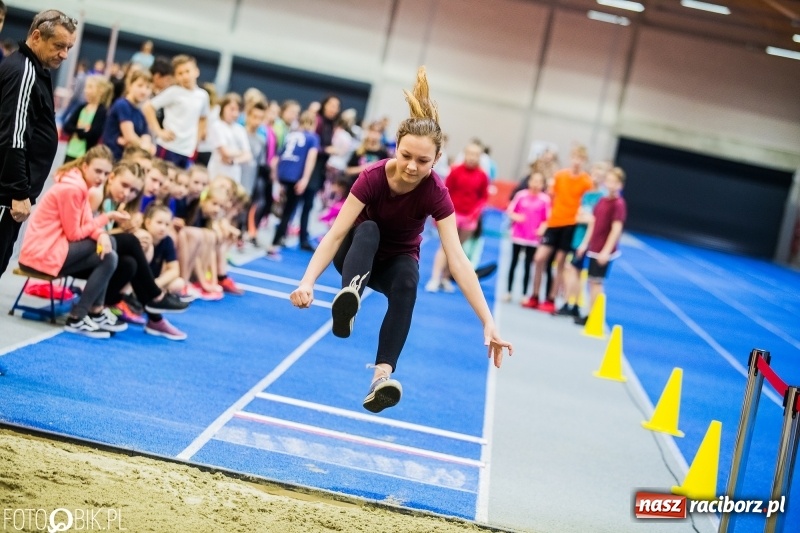 Zdjęcie w galerii na portalu naszraciborz.pl: Zacięta rywalizacja młodych sportowców w hali raciborskiego SMS-u wiadomości z regionu