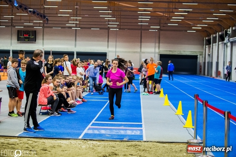 Zdjęcie w galerii na portalu naszraciborz.pl: Zacięta rywalizacja młodych sportowców w hali raciborskiego SMS-u wiadomości z regionu