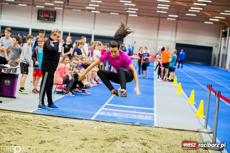 Zdjęcie w galerii na portalu naszraciborz.pl: Zacięta rywalizacja młodych sportowców w hali raciborskiego SMS-u wiadomości z regionu