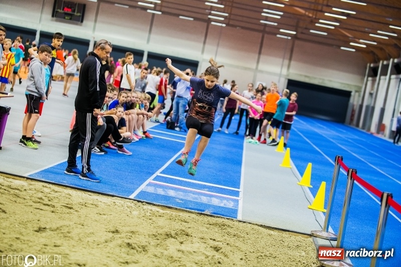 Zdjęcie w galerii na portalu naszraciborz.pl: Zacięta rywalizacja młodych sportowców w hali raciborskiego SMS-u wiadomości z regionu