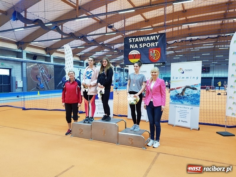 Zdjęcie w galerii na portalu naszraciborz.pl: Zacięta rywalizacja młodych sportowców w hali raciborskiego SMS-u wiadomości z regionu