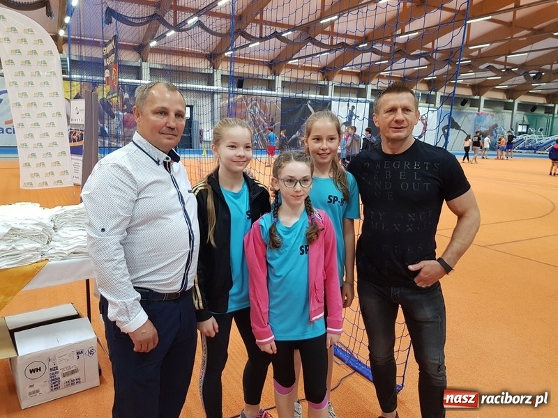 Zdjęcie w galerii na portalu naszraciborz.pl: Zacięta rywalizacja młodych sportowców w hali raciborskiego SMS-u wiadomości z regionu